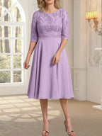 A-Linien-Kleid aus Chiffon mit Rundhalsausschnitt und knielangem Schnitt – das perfekte Kleid für die Mutter der Braut