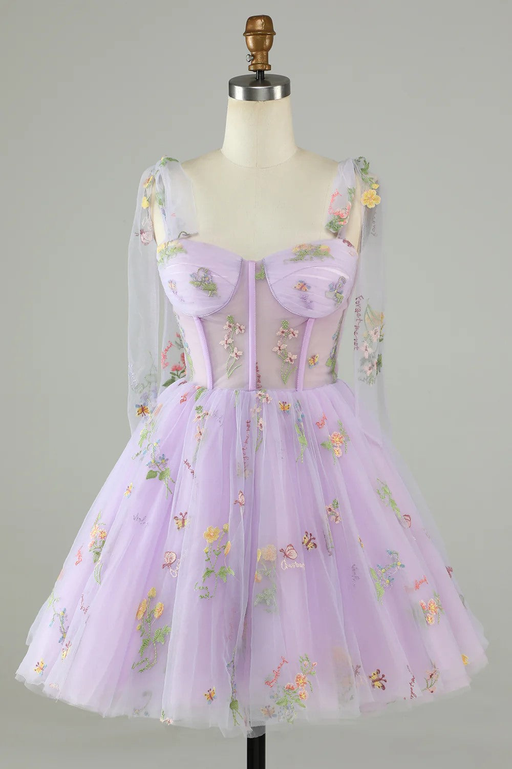 Kurzes, lavendelfarbenes Tüll-Abendkleid mit Stickerei
