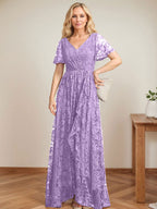 A-Linien-Kleid mit V-Ausschnitt, asymmetrischem Spitzenbesatz und Kaskadenrüschen für die Mutter der Braut 