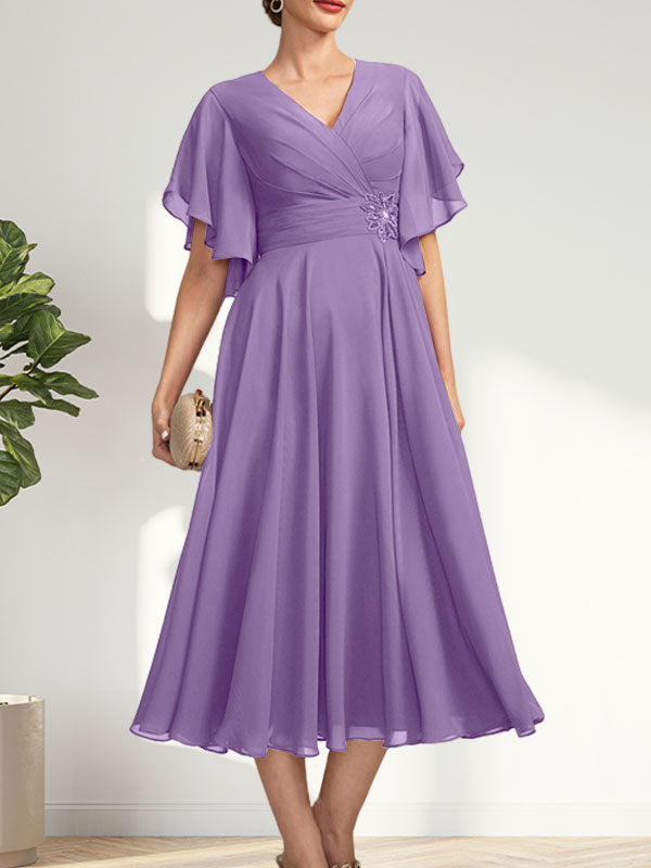A-Linien-Chiffonkleid mit V-Ausschnitt, Teelänge und plissierter Perlenstickerei für die Mutter der Braut