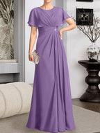 A-Linien-Kleid aus Chiffon mit Rundhalsausschnitt und bodenlanger Verarbeitung, verziert mit plissierten Perlen.