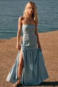 Helle Chambray Maxikleider mit Neckholder-Trägern, hohem Seitenschlitz und Rüschensaum für Strandurlaub und Wochenendausflüge
