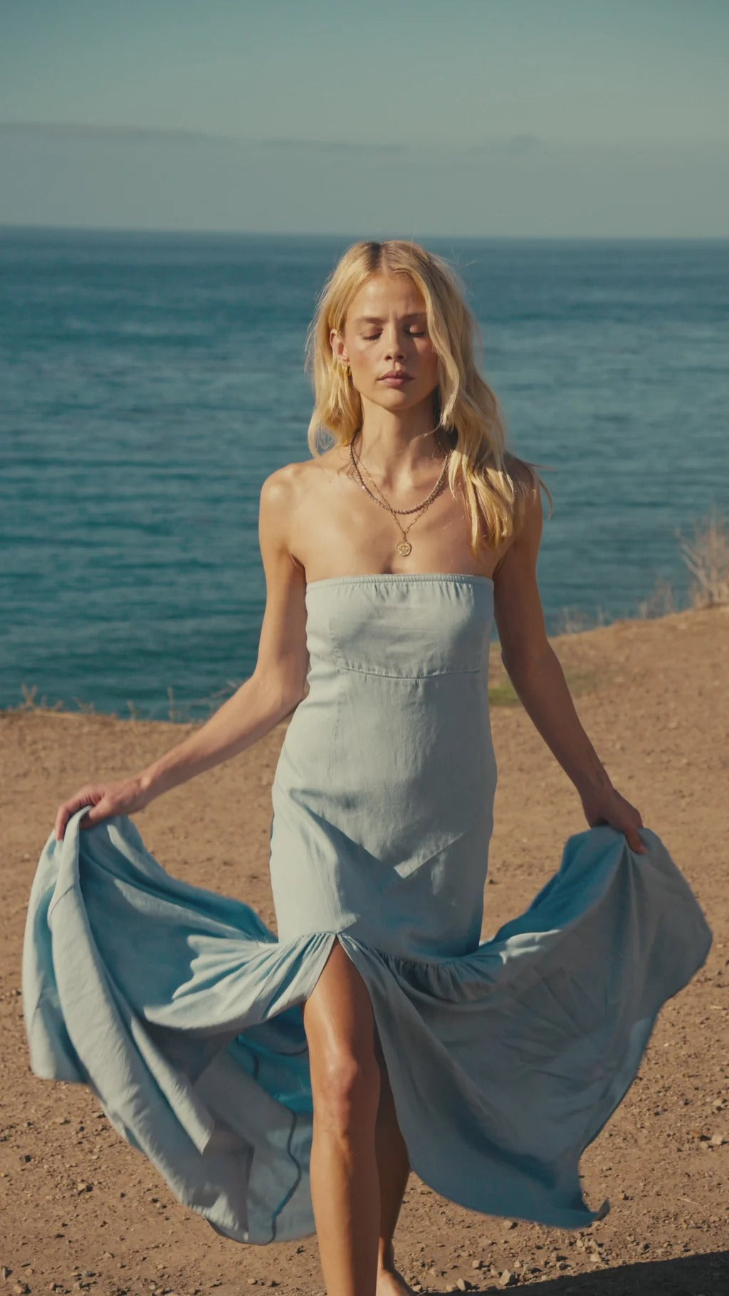 Helle Chambray Maxikleider mit Neckholder-Trägern, hohem Seitenschlitz und Rüschensaum für Strandurlaub und Wochenendausflüge