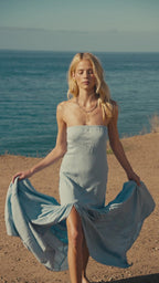Helle Chambray Maxikleider mit Neckholder-Trägern, hohem Seitenschlitz und Rüschensaum für Strandurlaub und Wochenendausflüge