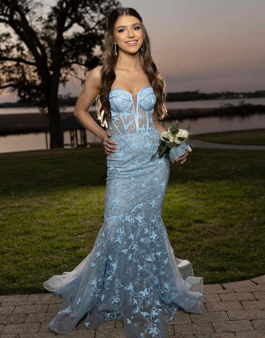 Wunderschönes, trägerloses, langes Ballkleid mit Applikationen