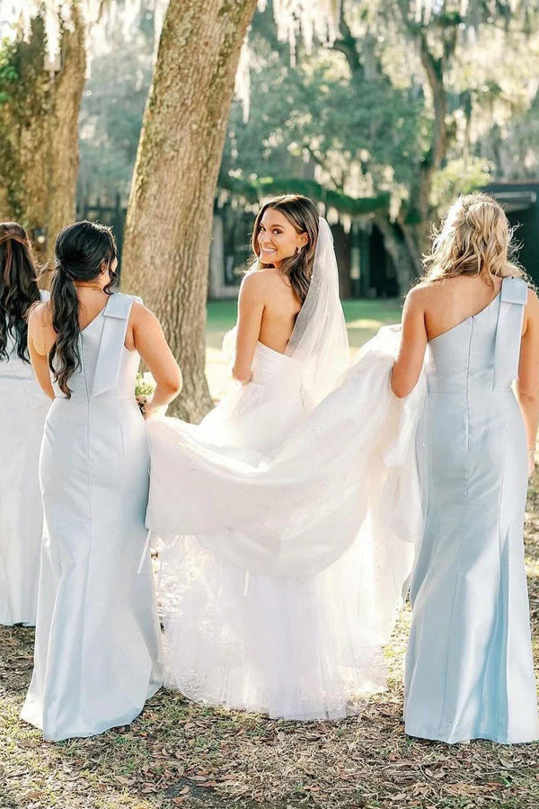 Vestido largo de dama de honor de satén azul claro con un solo hombro