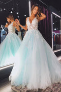 Hellgrünes Tüll-Abendkleid in A-Linie mit V-Ausschnitt und Spitzenapplikationen