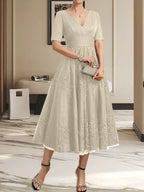 A-Linien-Kleid mit V-Ausschnitt, Teelänge, Tüllspitze und Falten für die Mutter der Braut