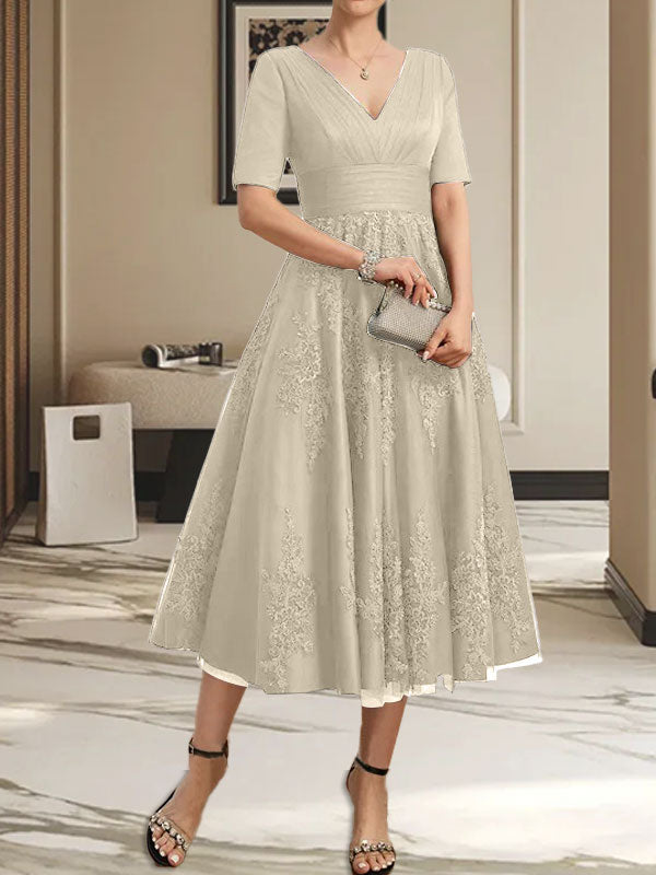 A-Linien-Kleid mit V-Ausschnitt, Teelänge, Tüllspitze und Falten für die Mutter der Braut