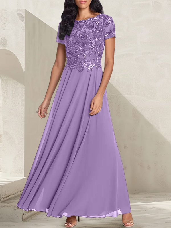 Anthrazitgraues, A-Linien-Kleid mit Rundhalsausschnitt und Perlenstickerei für die Mutter der Braut