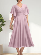 A-Linien-Chiffonkleid mit V-Ausschnitt, Teelänge und plissierter Perlenstickerei für die Mutter der Braut