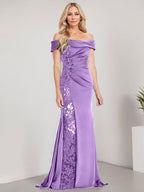 A-Linien-Kleid mit schulterfreiem bodenlangem Schnitt, Applikationen, Perlenstickerei, Meerjungfrauen-Stil und hohem Beinschlitz – perfekt für die Mutter der Braut. 