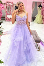 Langes Ballkleid aus Tüll in A-Linie mit V-Ausschnitt und Spitzenapplikationen, Abendkleid