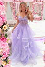 Langes Ballkleid aus Tüll in A-Linie mit V-Ausschnitt und Spitzenapplikationen, Abendkleid