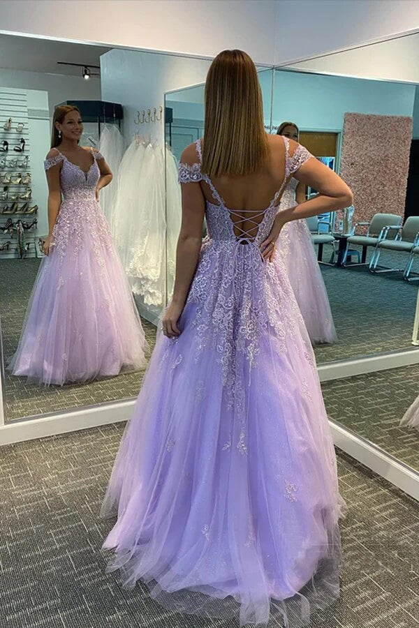 A-Linien-Abendkleid aus Tüll mit V-Ausschnitt und Spitzenapplikationen