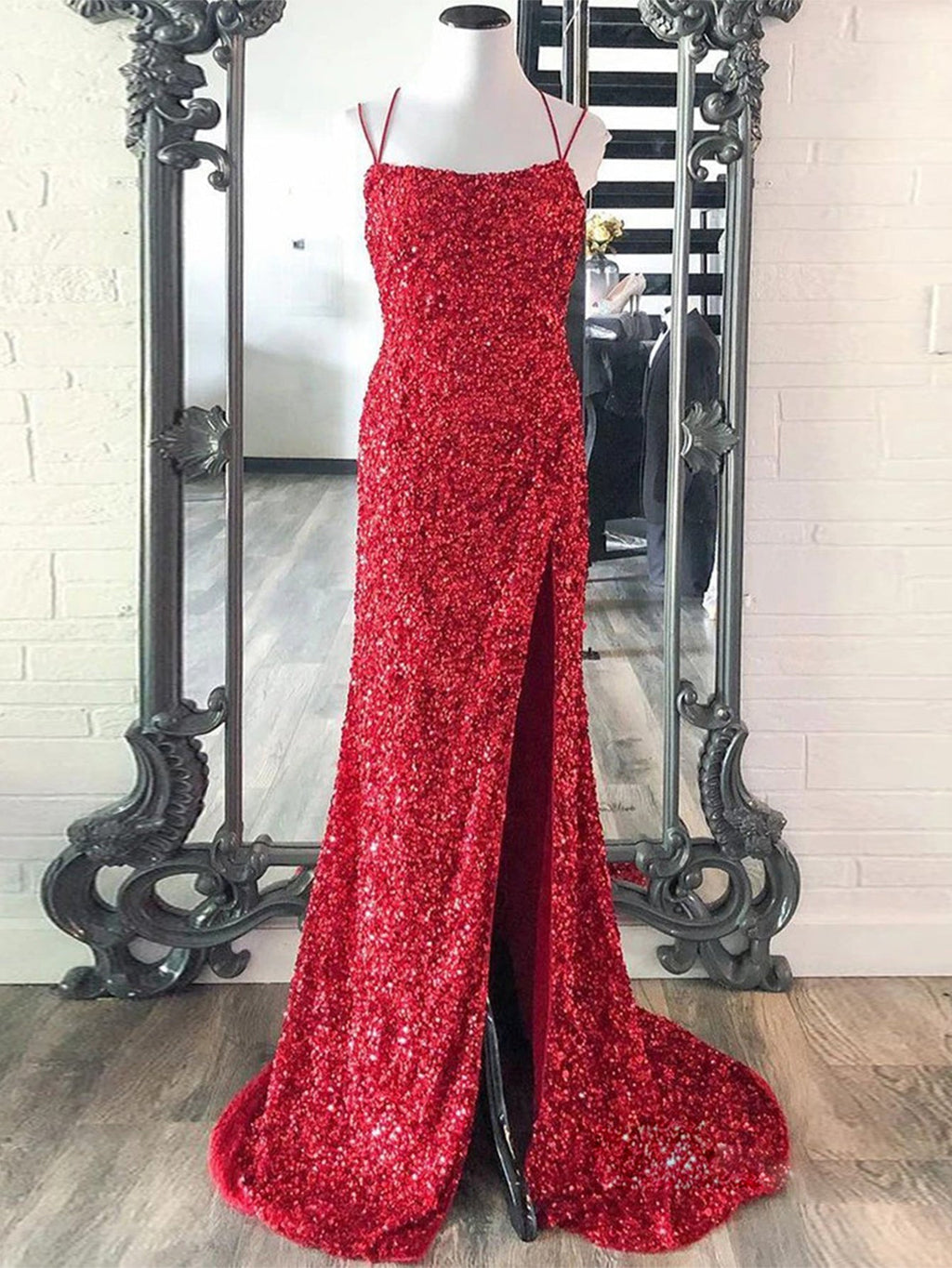 Vestido de fiesta largo de lentejuelas con tirantes finos y corte sirena