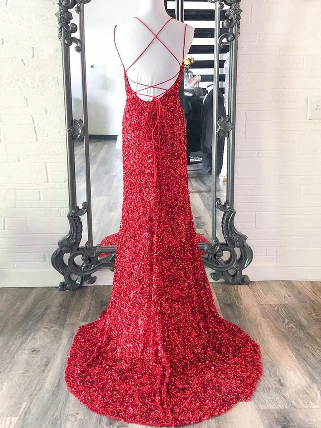 Vestido de fiesta largo de lentejuelas con tirantes finos y corte sirena