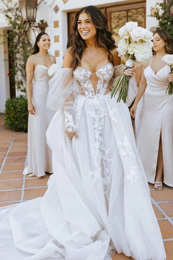 Langärmeliges, schulterfreies Brautkleid im Boho-Stil mit Spitzenapplikationen