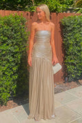 Vestidos de fiesta de lujo color champán con tela metalizada, sin tirantes, detalle fruncido y falda plisada.
