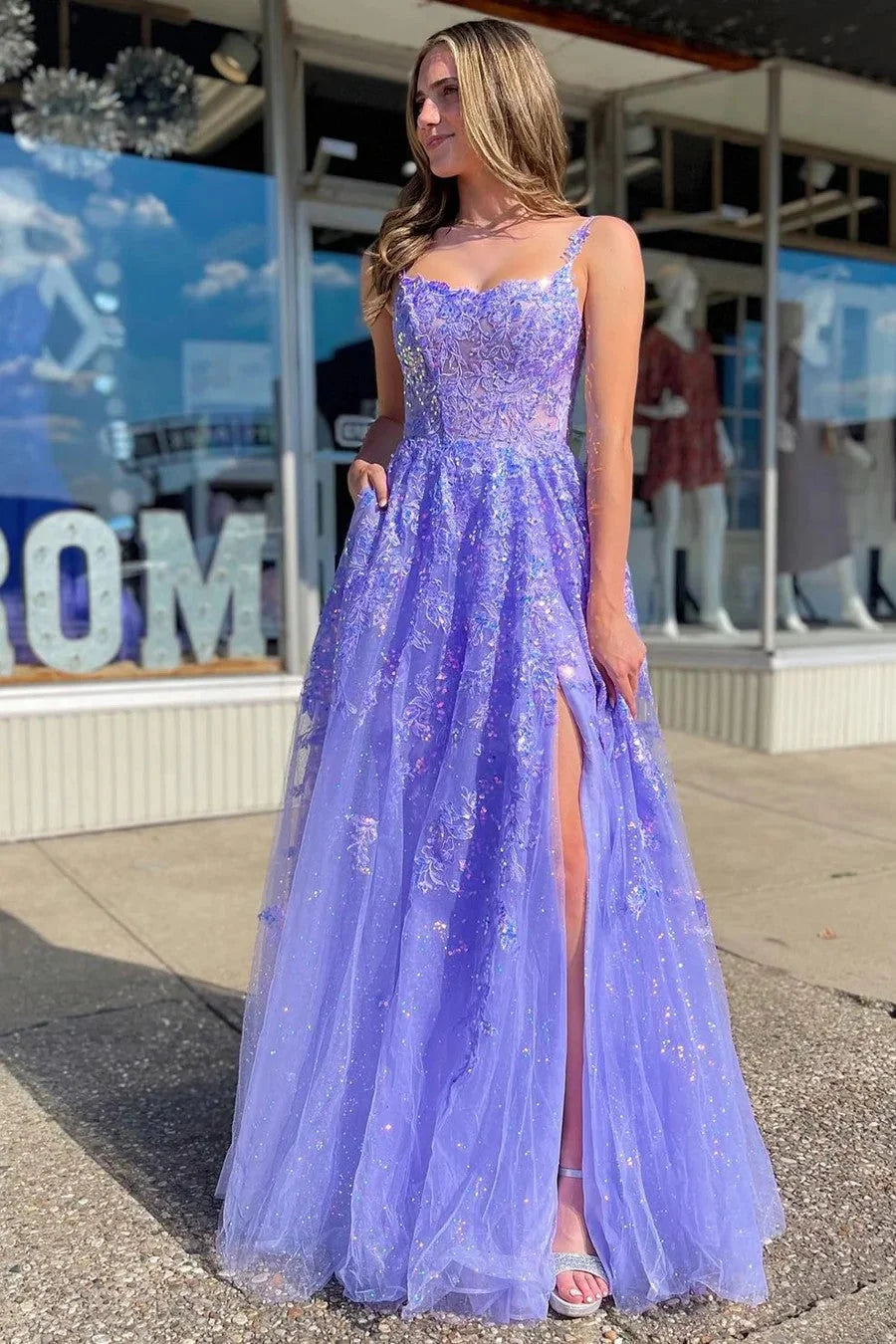 Vestidos de fiesta de lujo color lavanda con tul, lentejuelas, encaje bordado y bolsillos.