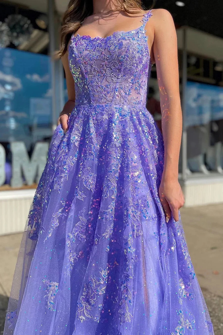 Vestidos de fiesta de lujo color lavanda con tul, lentejuelas, encaje bordado y bolsillos.