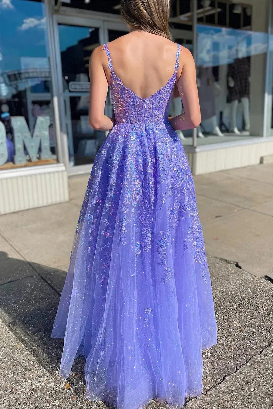 Vestidos de fiesta de lujo color lavanda con tul, lentejuelas, encaje bordado y bolsillos.