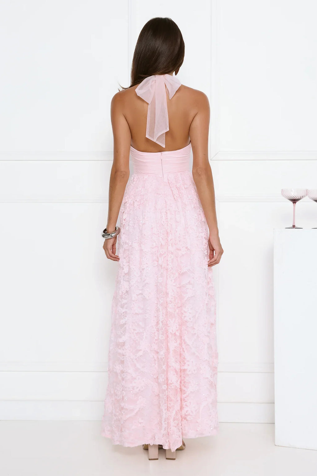 Luxuriöse Abschlussballkleider mit Spitzenstoff, Neckholder und Pailletten-Details