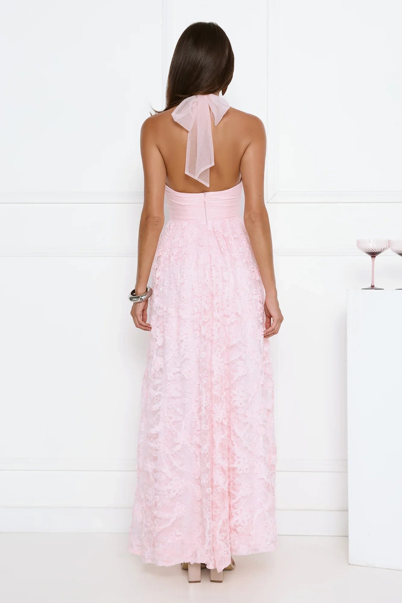Luxuriöse Abschlussballkleider mit Spitzenstoff, Neckholder und Pailletten-Details