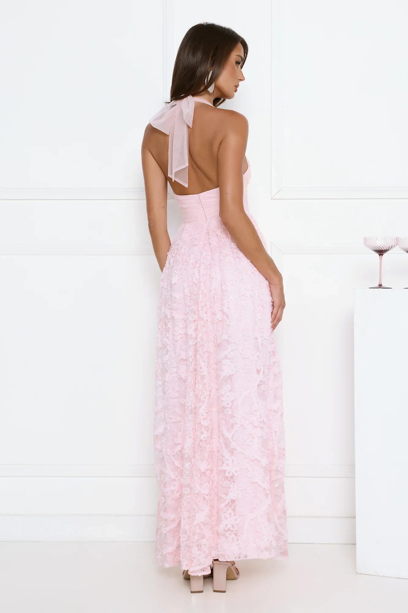 Luxuriöse Abschlussballkleider mit Spitzenstoff, Neckholder und Pailletten-Details