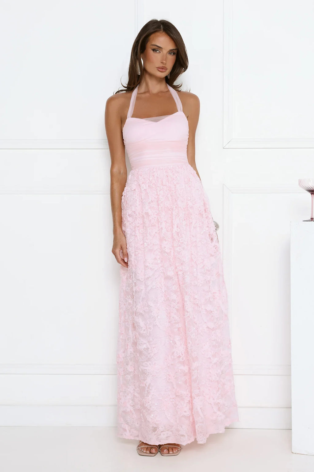 Luxuriöse Abschlussballkleider mit Spitzenstoff, Neckholder und Pailletten-Details