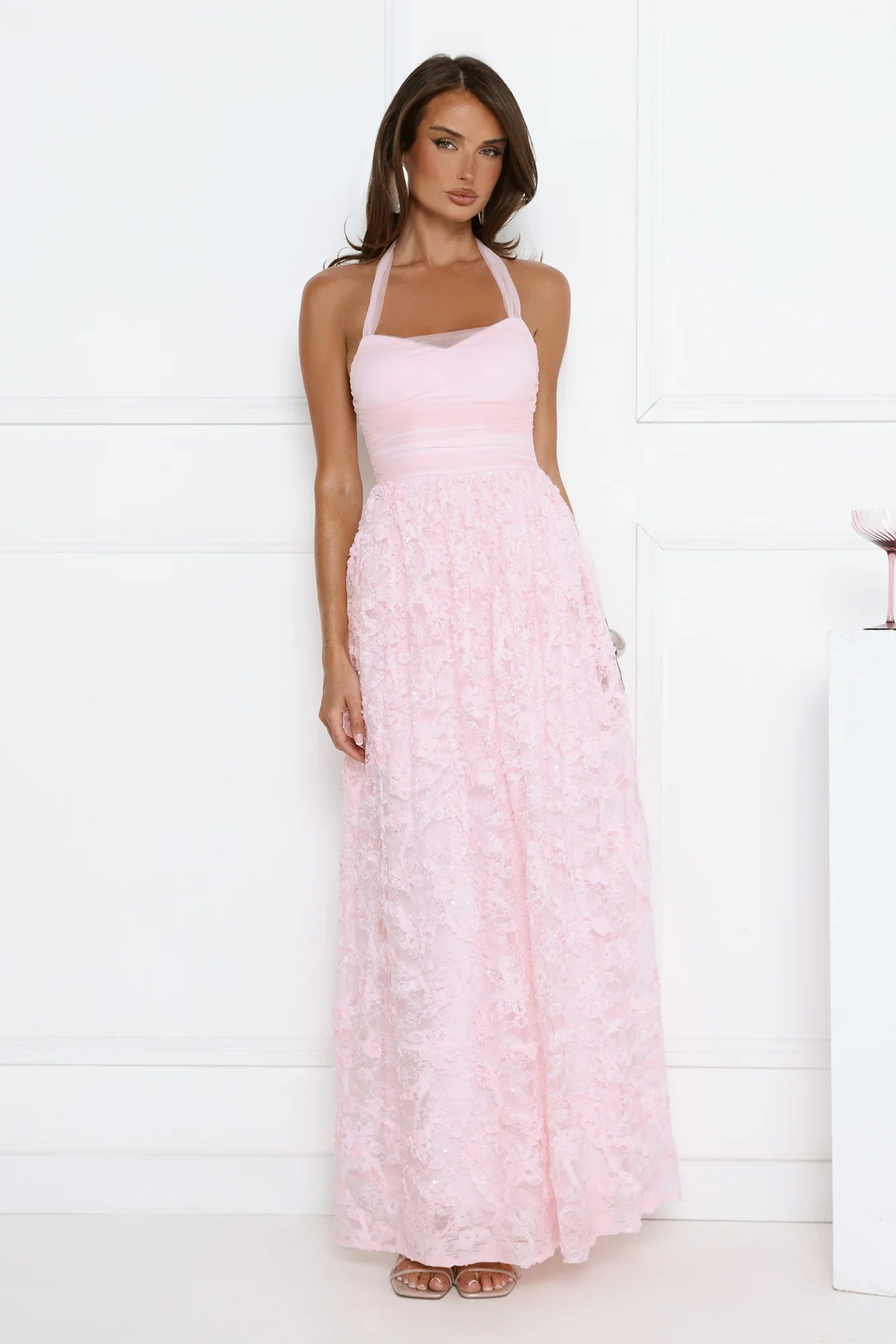 Luxuriöse Abschlussballkleider mit Spitzenstoff, Neckholder und Pailletten-Details