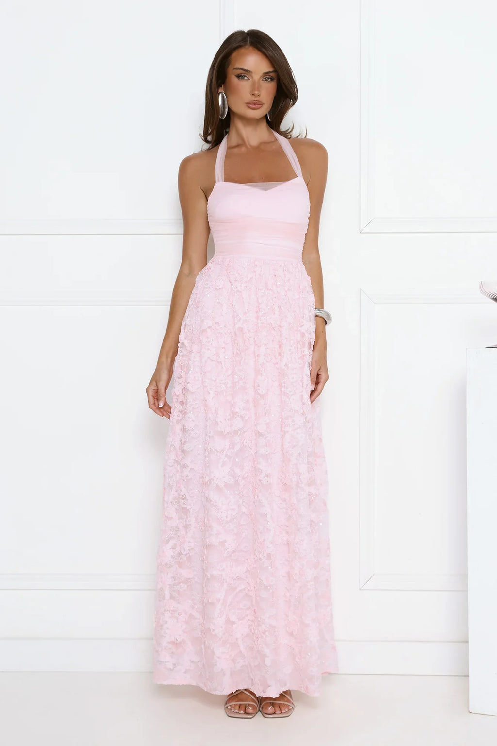 Luxuriöse Abschlussballkleider mit Spitzenstoff, Neckholder und Pailletten-Details
