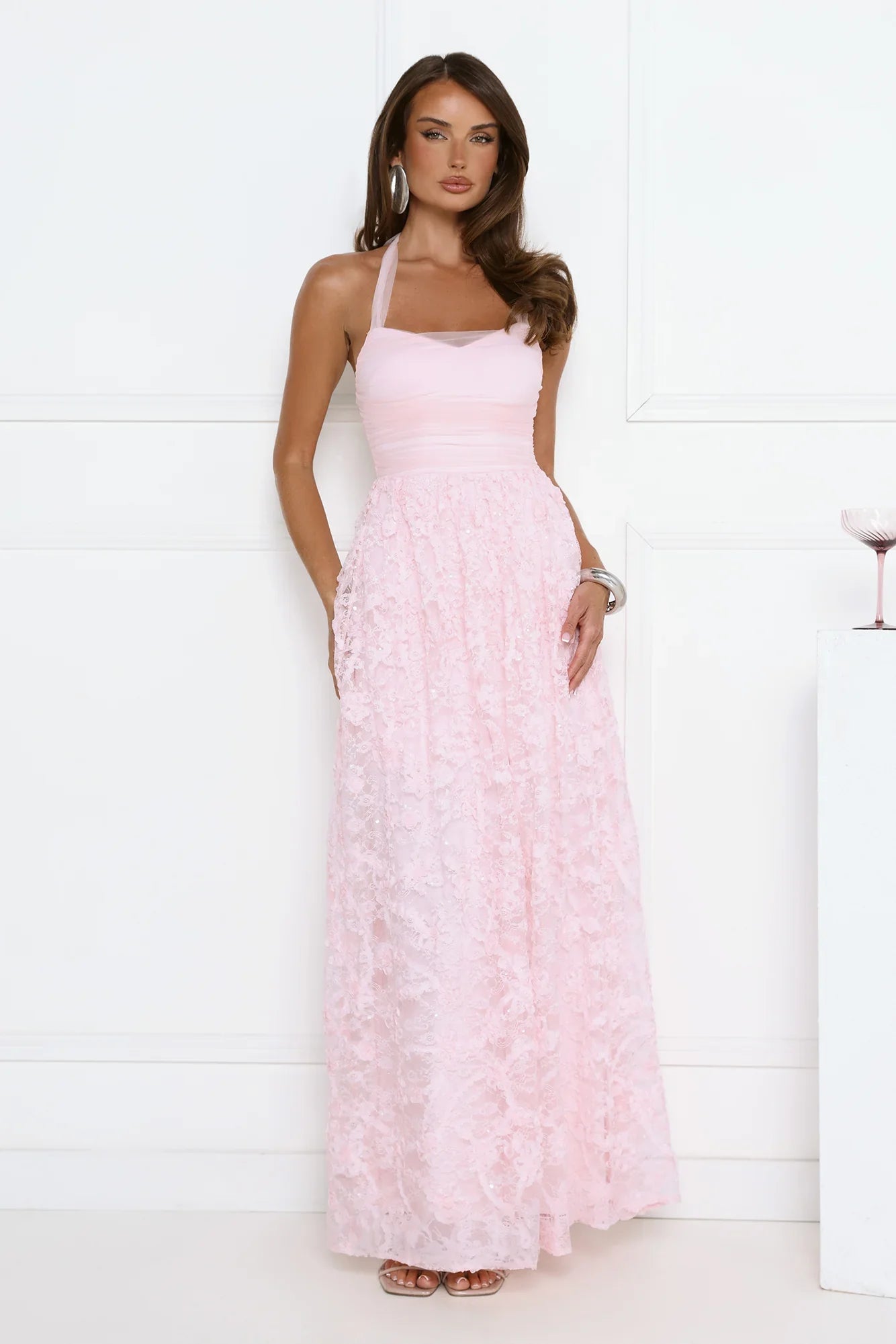 Luxuriöse Abschlussballkleider mit Spitzenstoff, Neckholder und Pailletten-Details