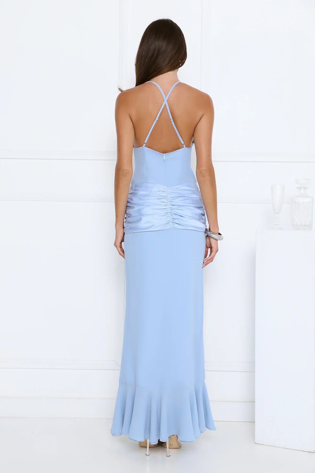 Luxuriöse himmelblaue Ballkleider aus Satin mit Neckholder, tiefem V-Ausschnitt und Rüschendetails