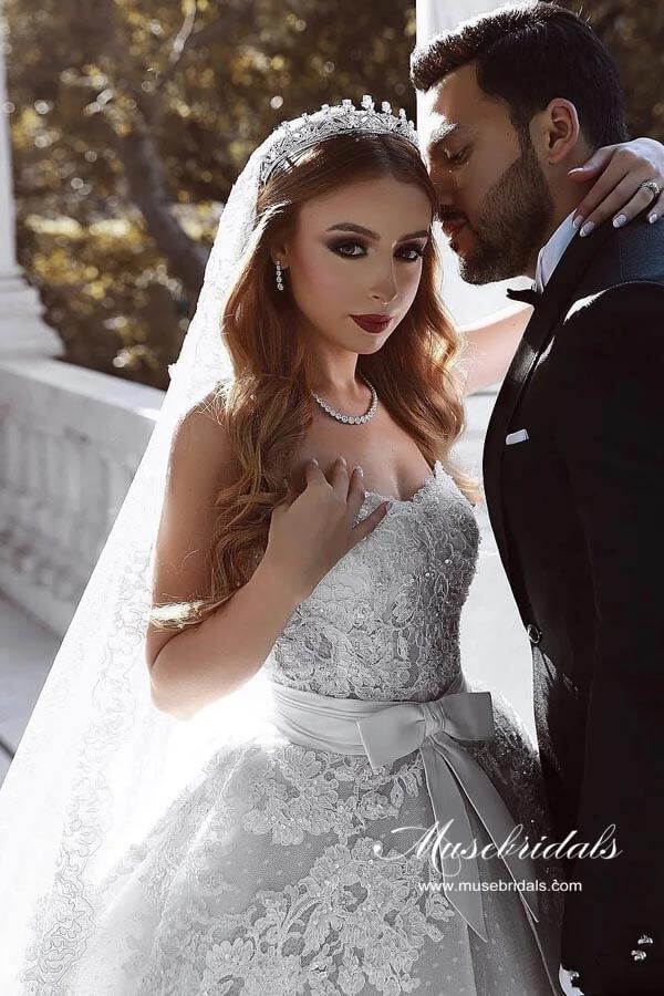 Luxuriöses Tüll-Ballkleid mit Herzausschnitt und Spitzenapplikationen