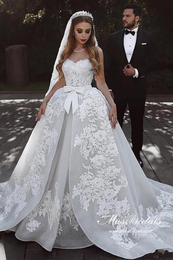 Luxuriöses Tüll-Ballkleid mit Herzausschnitt und Spitzenapplikationen