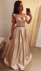 Bezauberndes langes A-Linien-Abendkleid mit V-Ausschnitt 