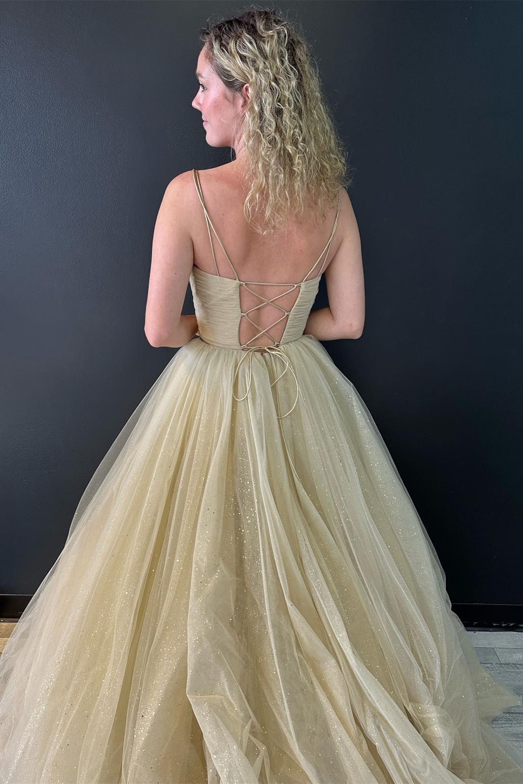 A-Linien-Abendkleid aus glitzerndem Tüll mit V-Ausschnitt und Schnürung am Rücken