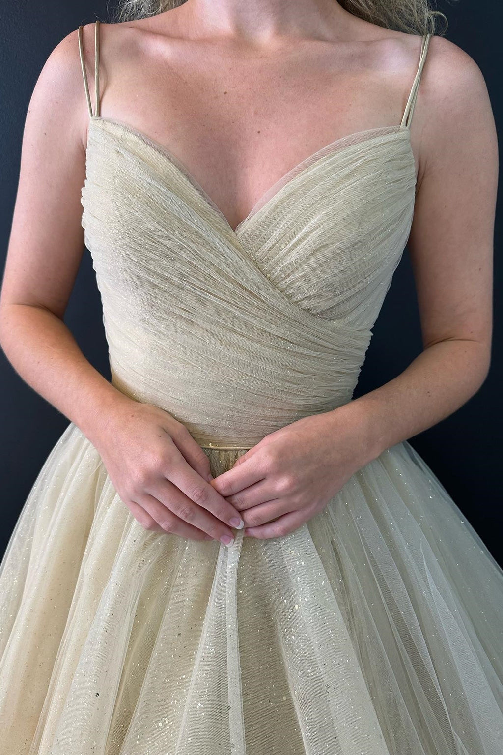 A-Linien-Abendkleid aus glitzerndem Tüll mit V-Ausschnitt und Schnürung am Rücken