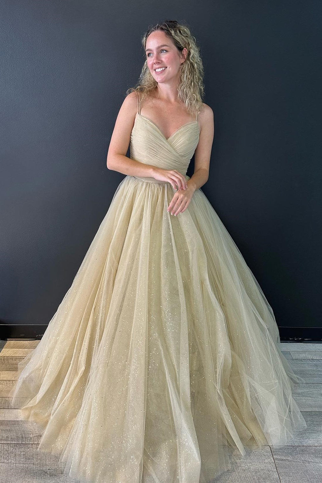 A-Linien-Abendkleid aus glitzerndem Tüll mit V-Ausschnitt und Schnürung am Rücken