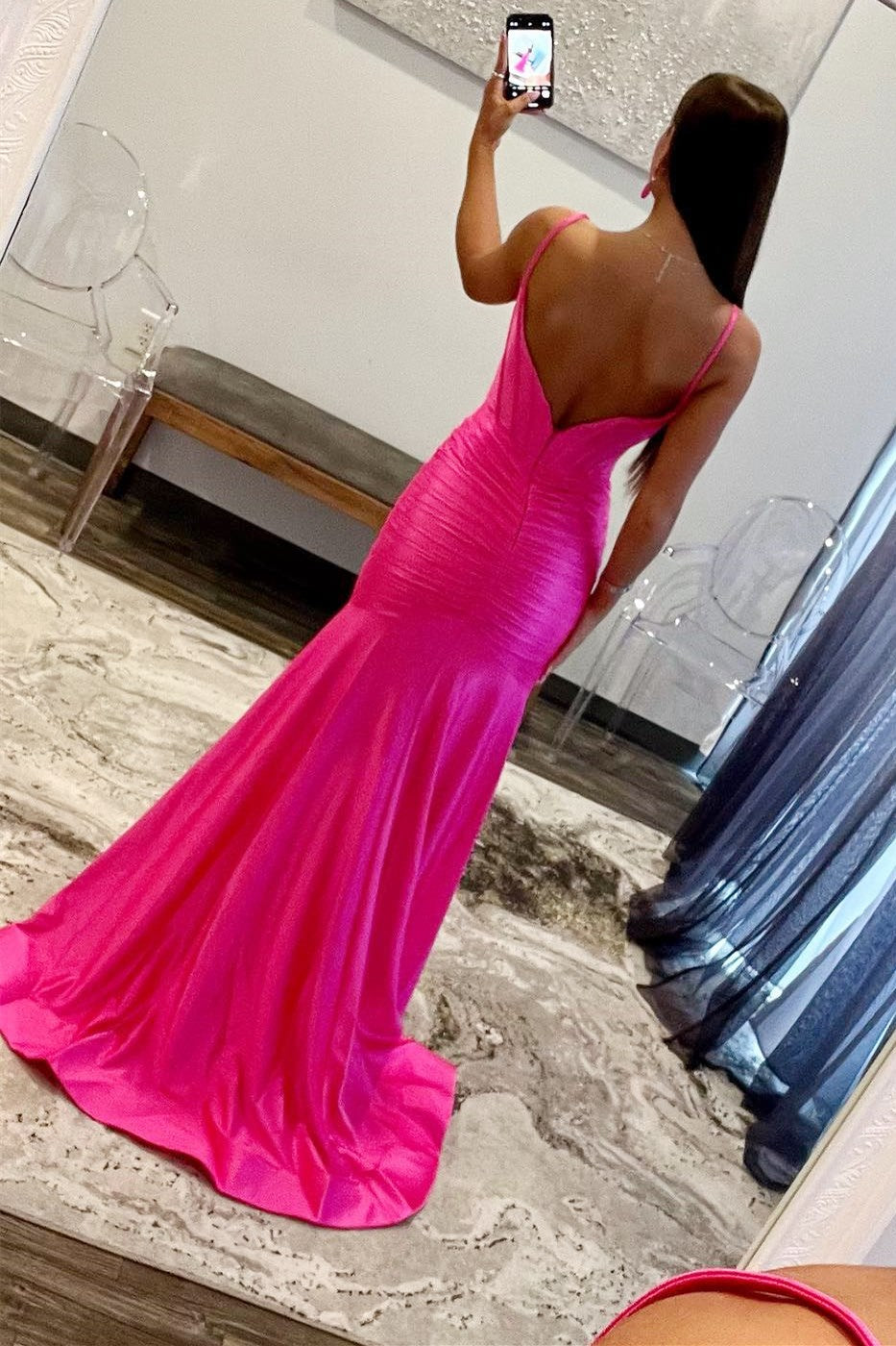Meerjungfrauen-Abendkleid aus Satin mit U-Boot-Ausschnitt und Schlitz
