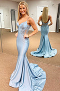 Vestido formal largo azul con escote en V y corte trompeta lateral transparente