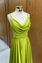 Olivgrünes langes A-Linien-Abendkleid mit Wasserfallkragen und Kettenriemen