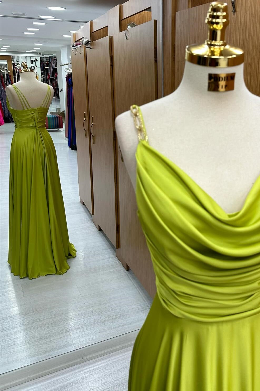 Olivgrünes langes A-Linien-Abendkleid mit Wasserfallkragen und Kettenriemen