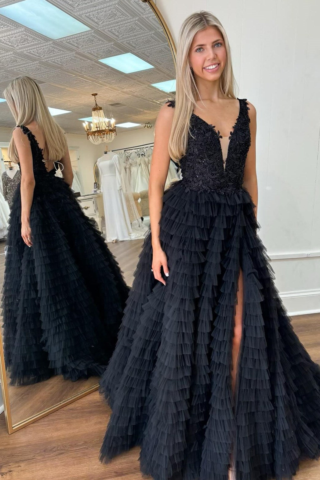 Vestido de fiesta largo con escote en V, volantes y abertura en capas