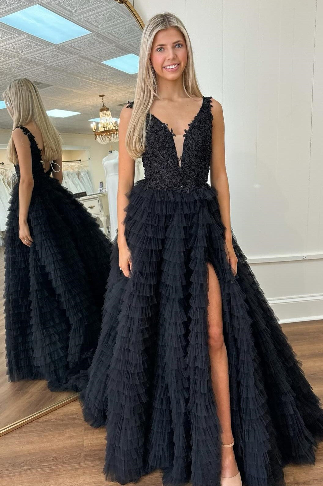Vestido de fiesta largo con escote en V, volantes y abertura en capas