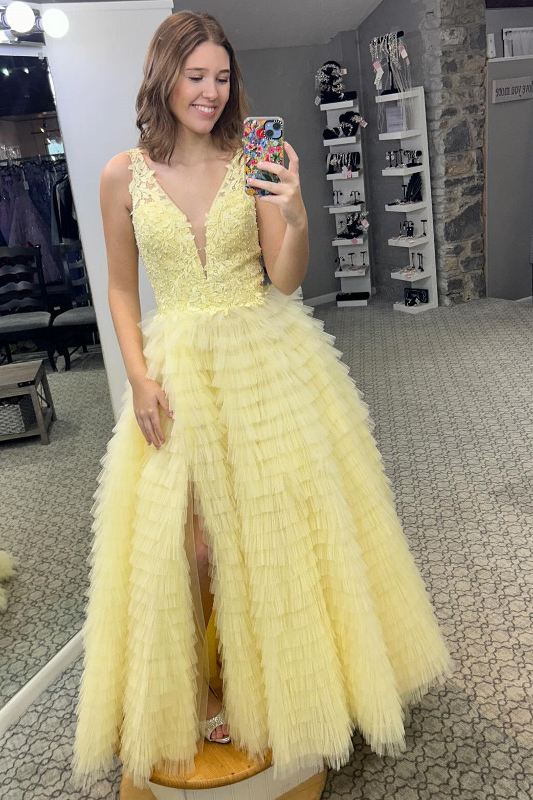 Vestido de fiesta largo con escote en V, volantes y abertura en capas