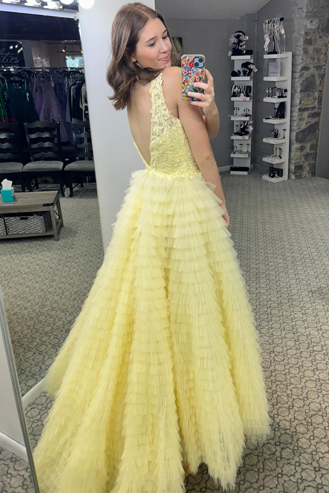 Vestido de fiesta largo con escote en V, volantes y abertura en capas