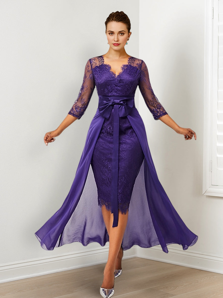 Etui-/Säulenkleid aus Spitze mit V-Ausschnitt und Watteau-Schleppe für die Mutter der Braut. 