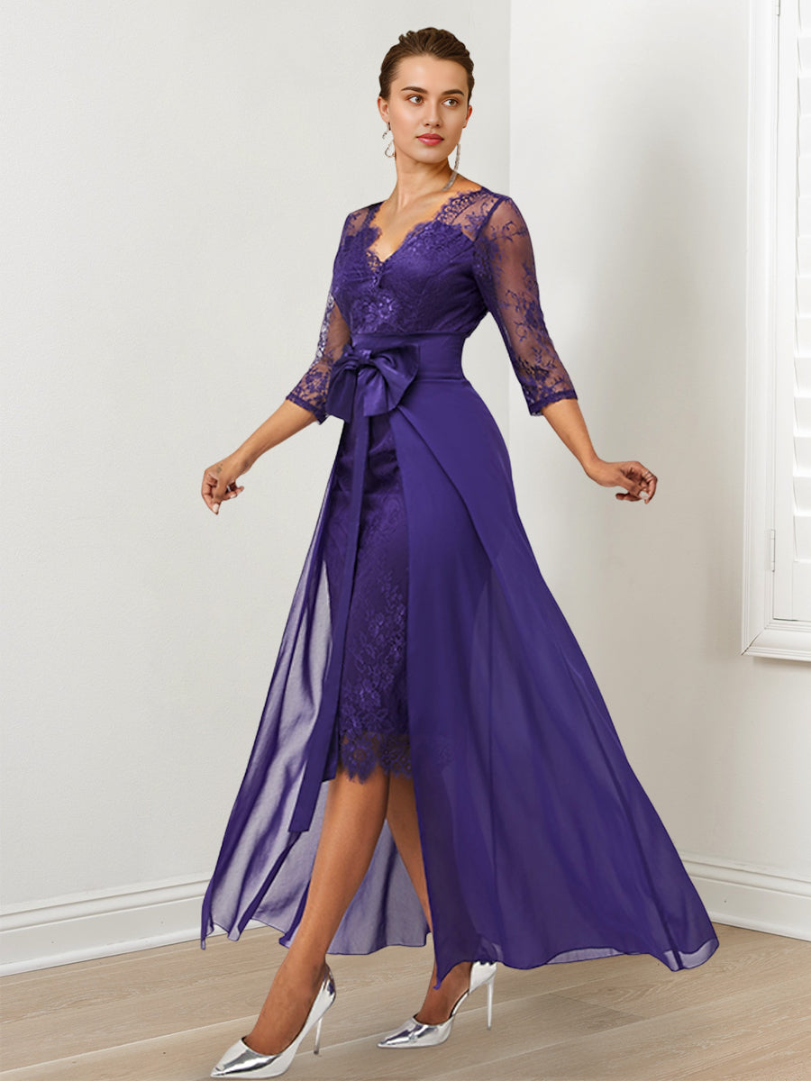 Etui-/Säulenkleid aus Spitze mit V-Ausschnitt und Watteau-Schleppe für die Mutter der Braut. 